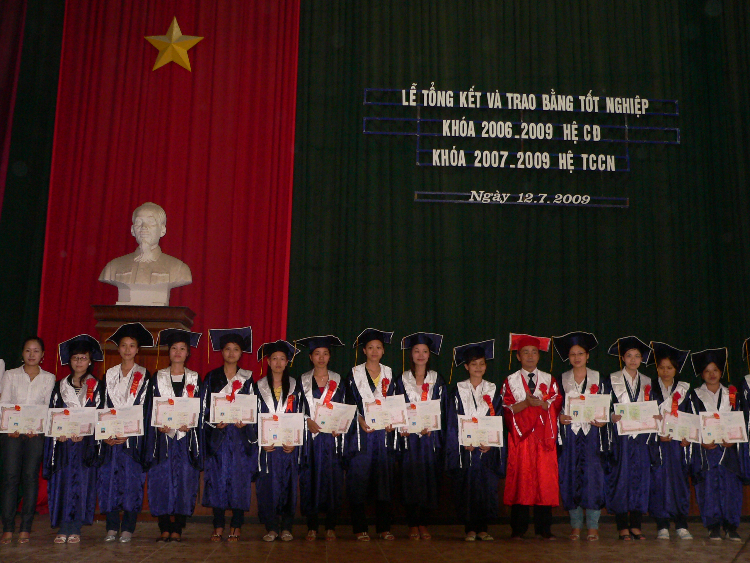Trường CĐSP HD:  tổ chức trao bằng tốt nghiệp khoá đào tạo cao đẳng và trung cấp chuyện nghiệp